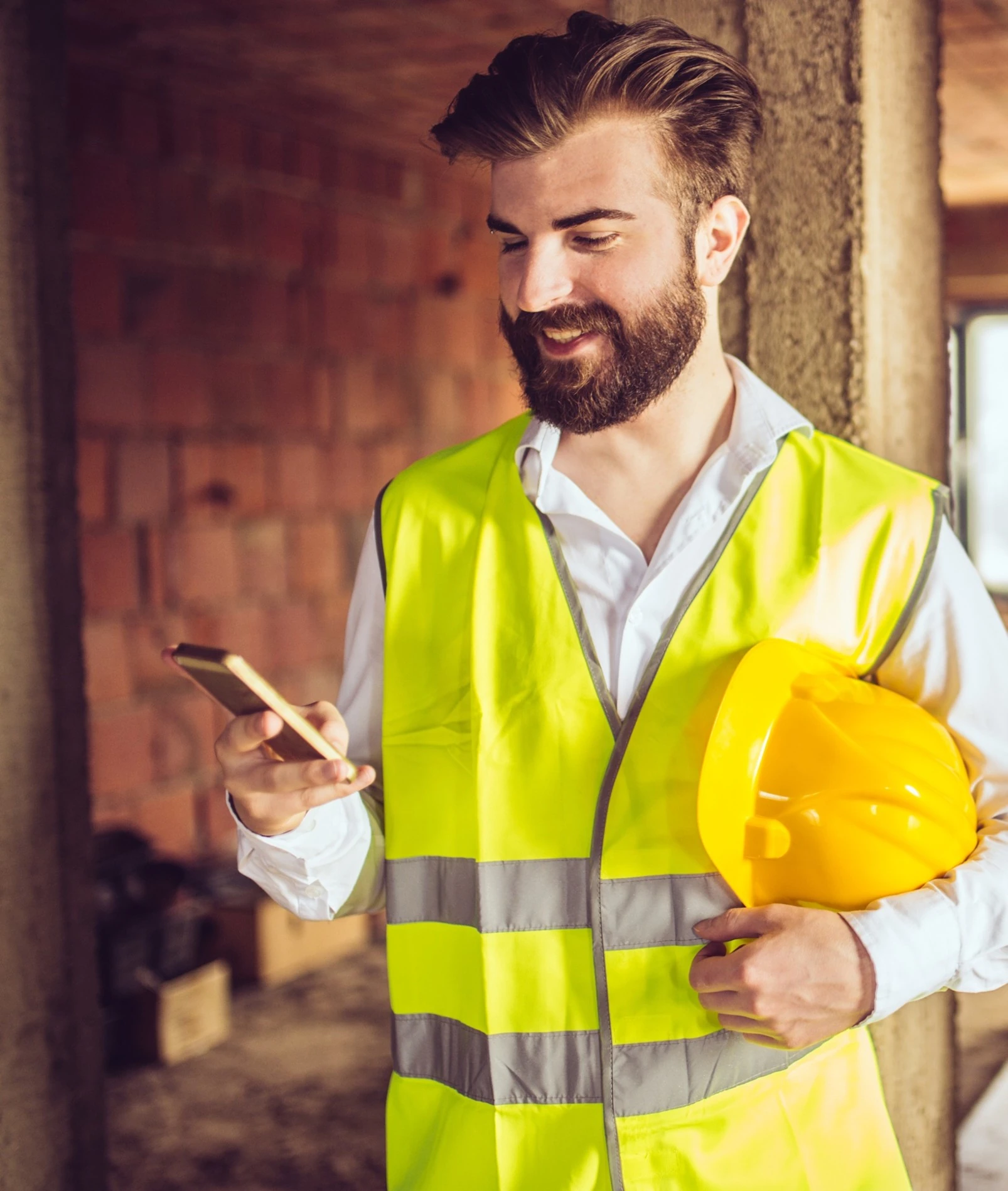 Polier auf der Baustelle fordert Material per App an